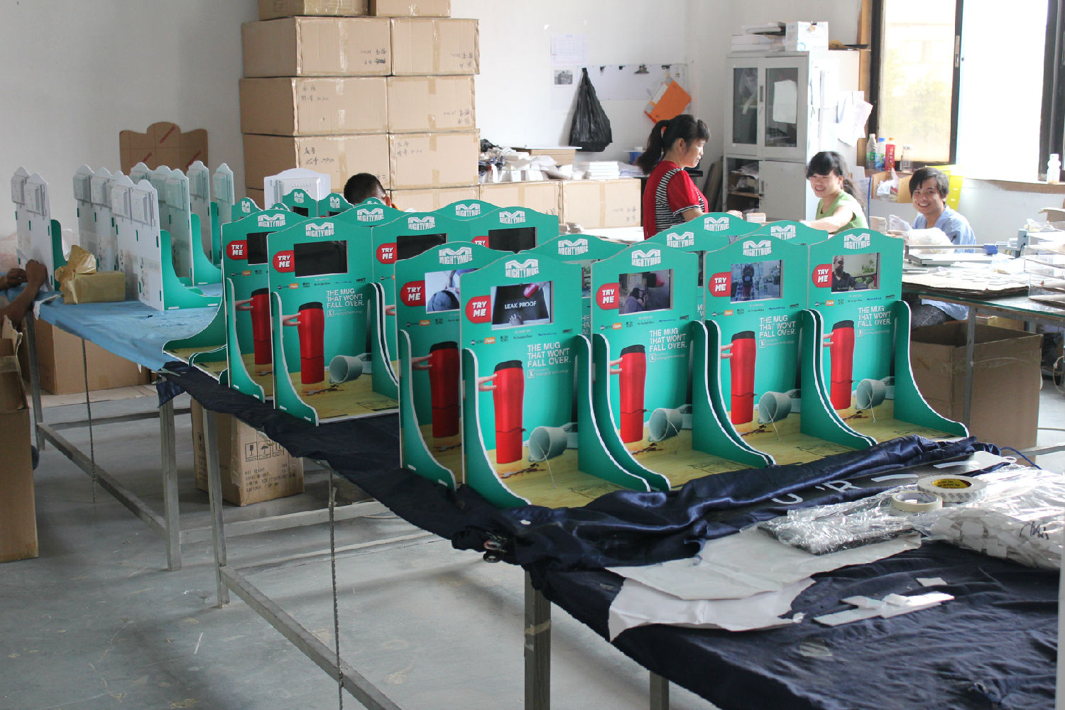 Mighty Mug品牌杯子展示架生產中1