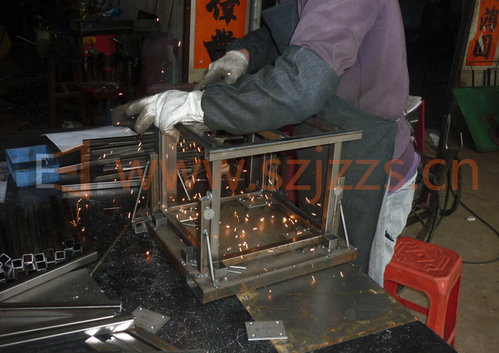 書架結構鐵框架焊接中