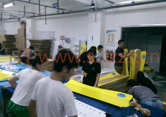 亞克力展示架生產包裝中3