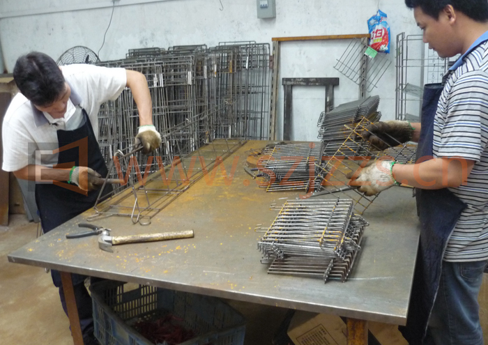 金屬展示架鐵線折彎焊接中