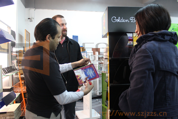 客戶在看漫畫書展示架 客戶在看漫畫書展示架