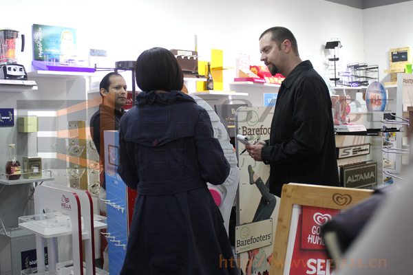 客戶在了解樣品間中的展示架 客戶在了解樣品間中的展示架
