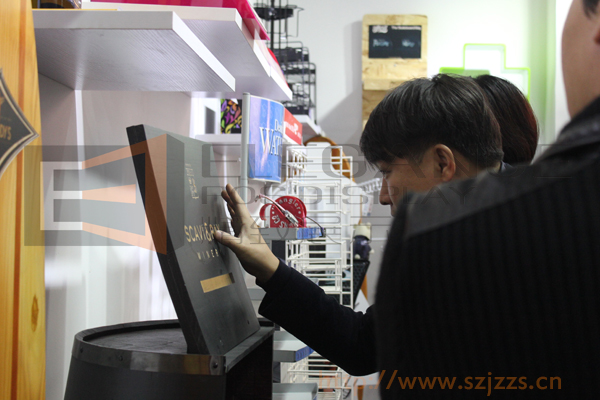 客人在觀察我們一款木制酒桶展示架 客人在觀察我們一款木制酒桶展示架