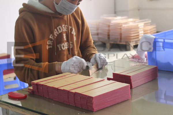 在給亞克力展臺掛邊 在給亞克力展臺掛邊