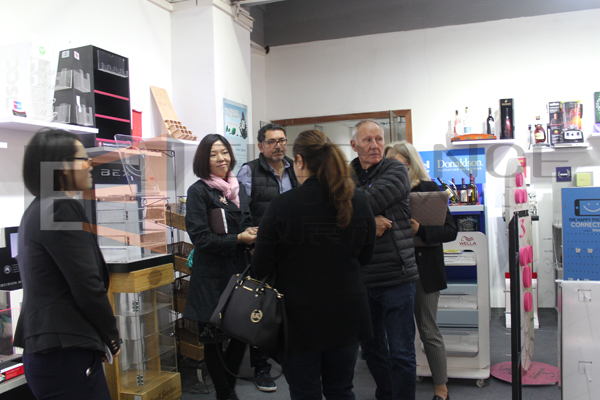 美國的客人在參觀我們樣品間 美國的客人在參觀我們樣品間