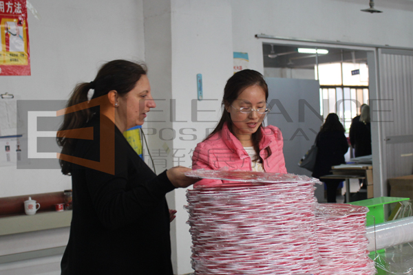 客人在參觀我們生產車間 客人在參觀我們生產車間